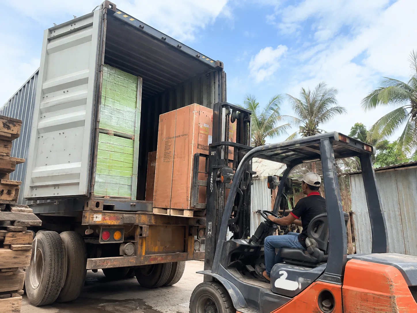 Xe vận chuyển hàng hóa